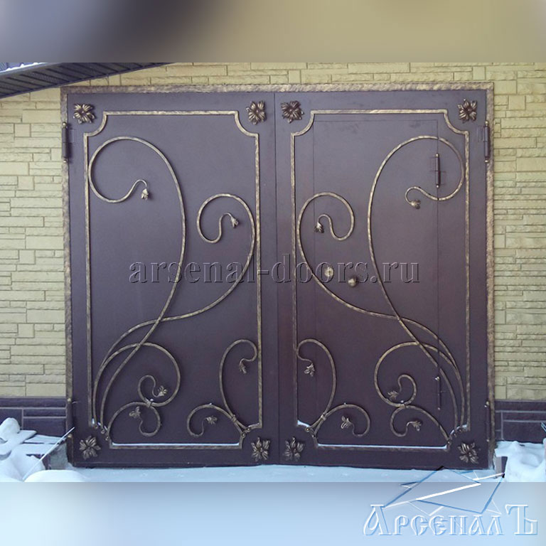 Распашные гаражные ворота с ковкой РГВ-012