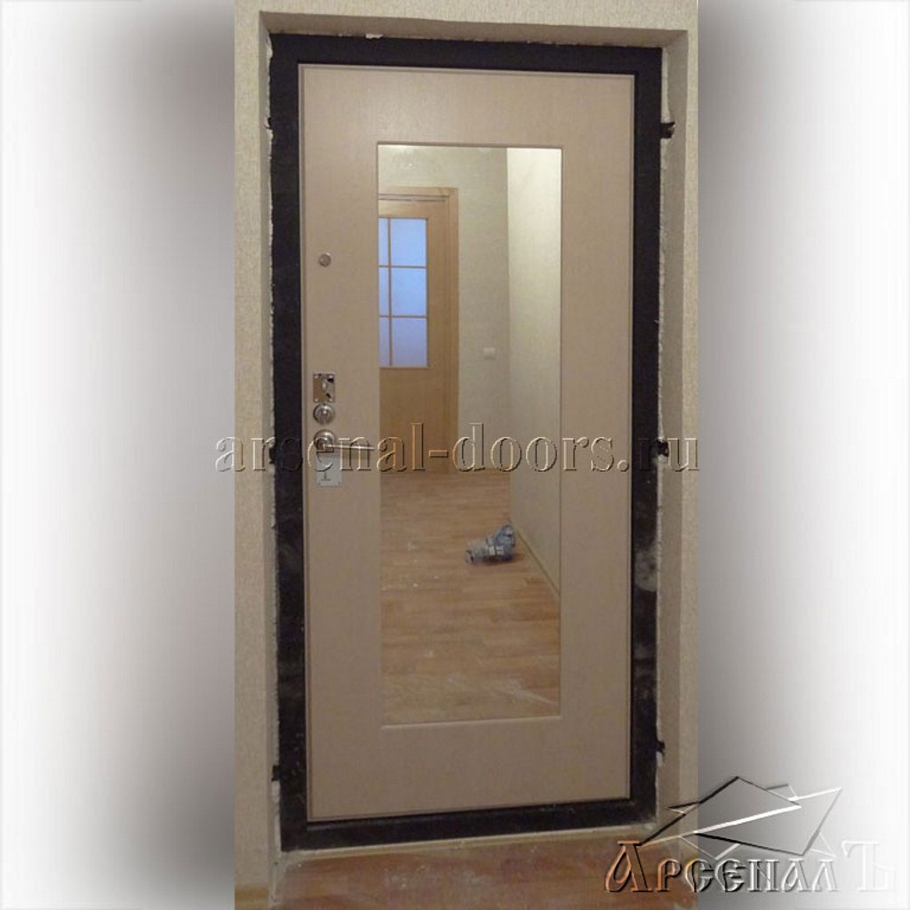 Входная стальная дверь в квартиру с зеркалом и  панелью МДФ