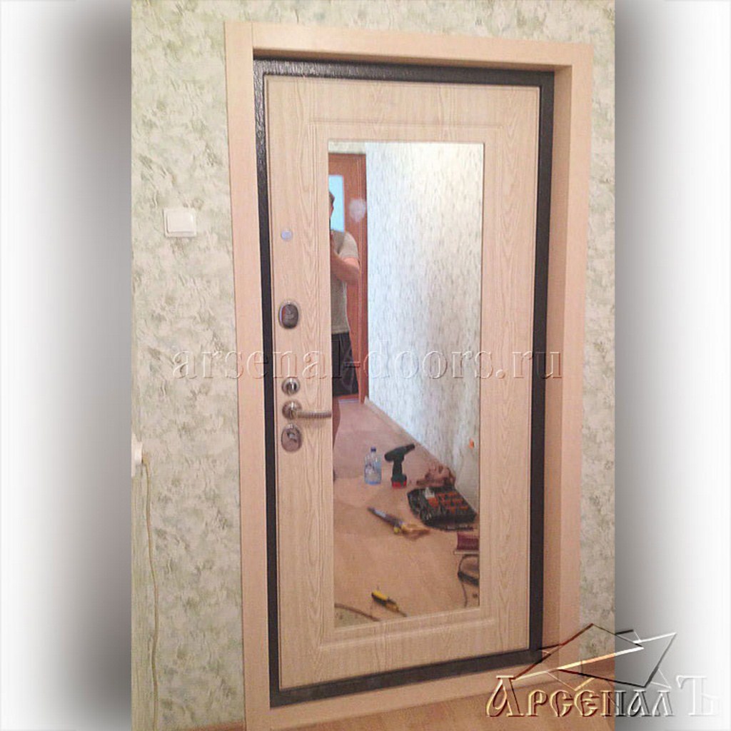 Входная стальная дверь в квартиру с зеркалом и  панелью ПВХ