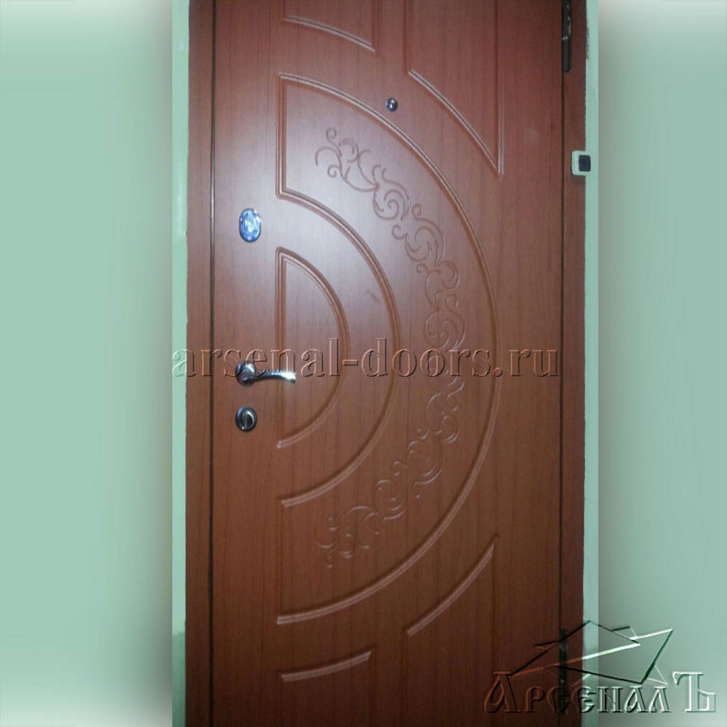 Прочная металлическая дверь в квартиру с МДФ панелями