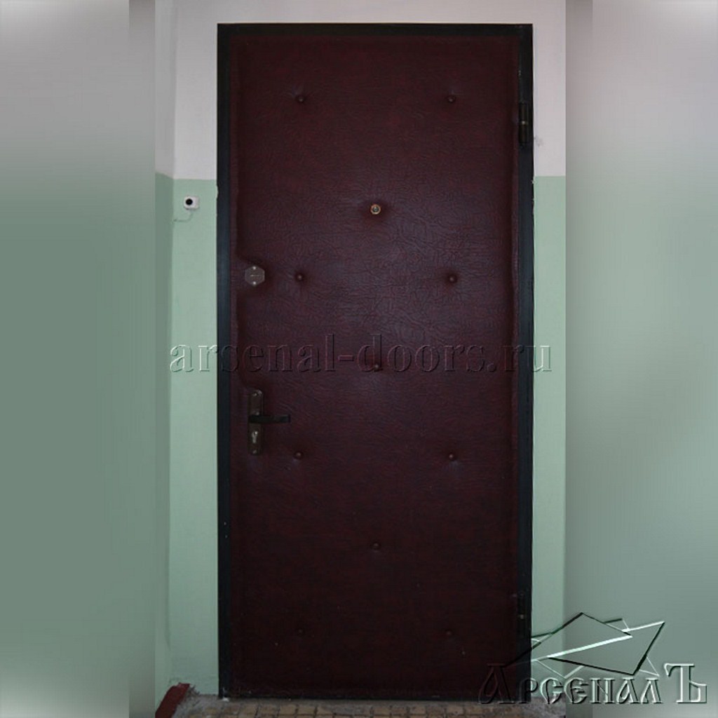 Недорогая стальная дверь в квартиру с отделкой винилискожа