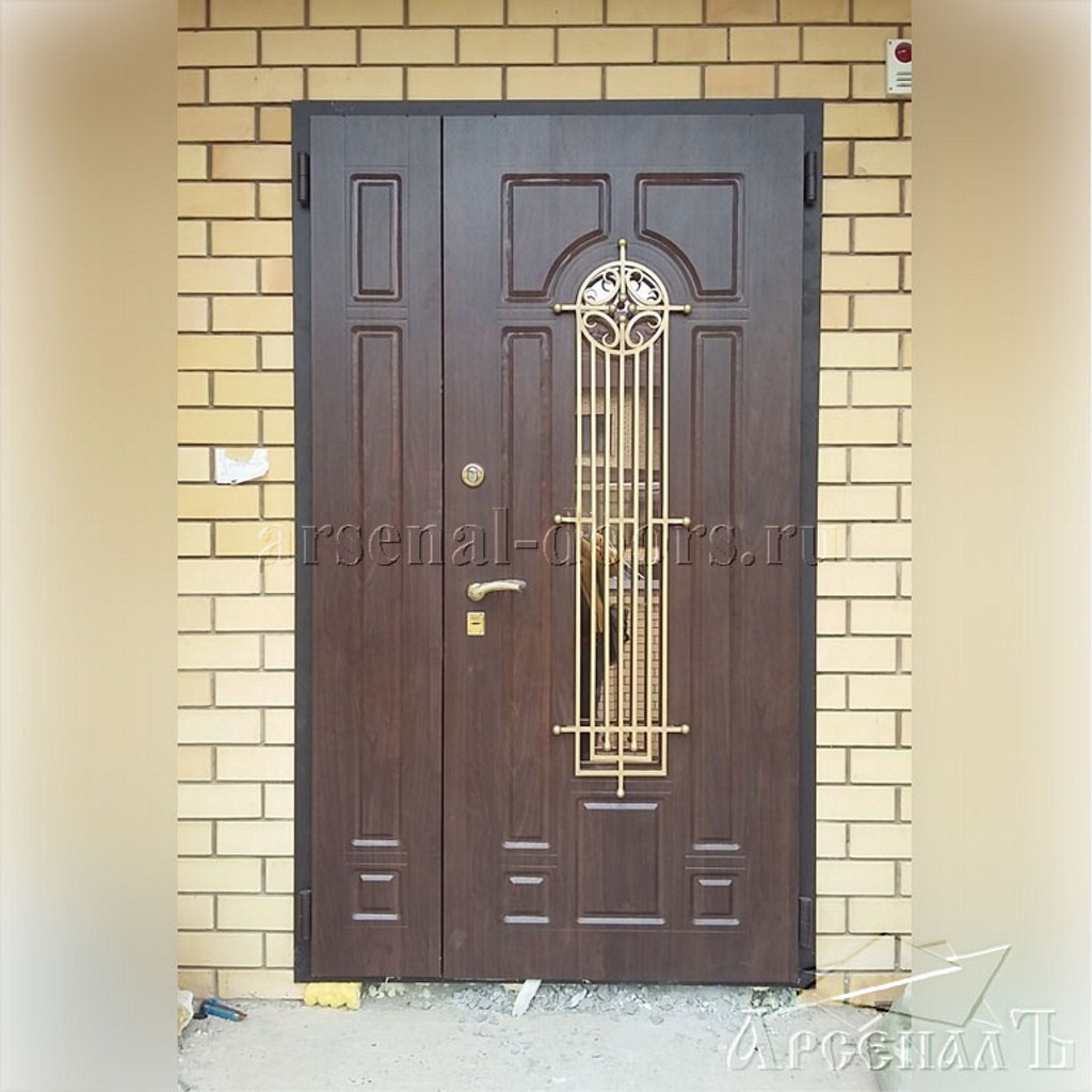 Парадная стальная дверь с панелями МДФ и ковкой