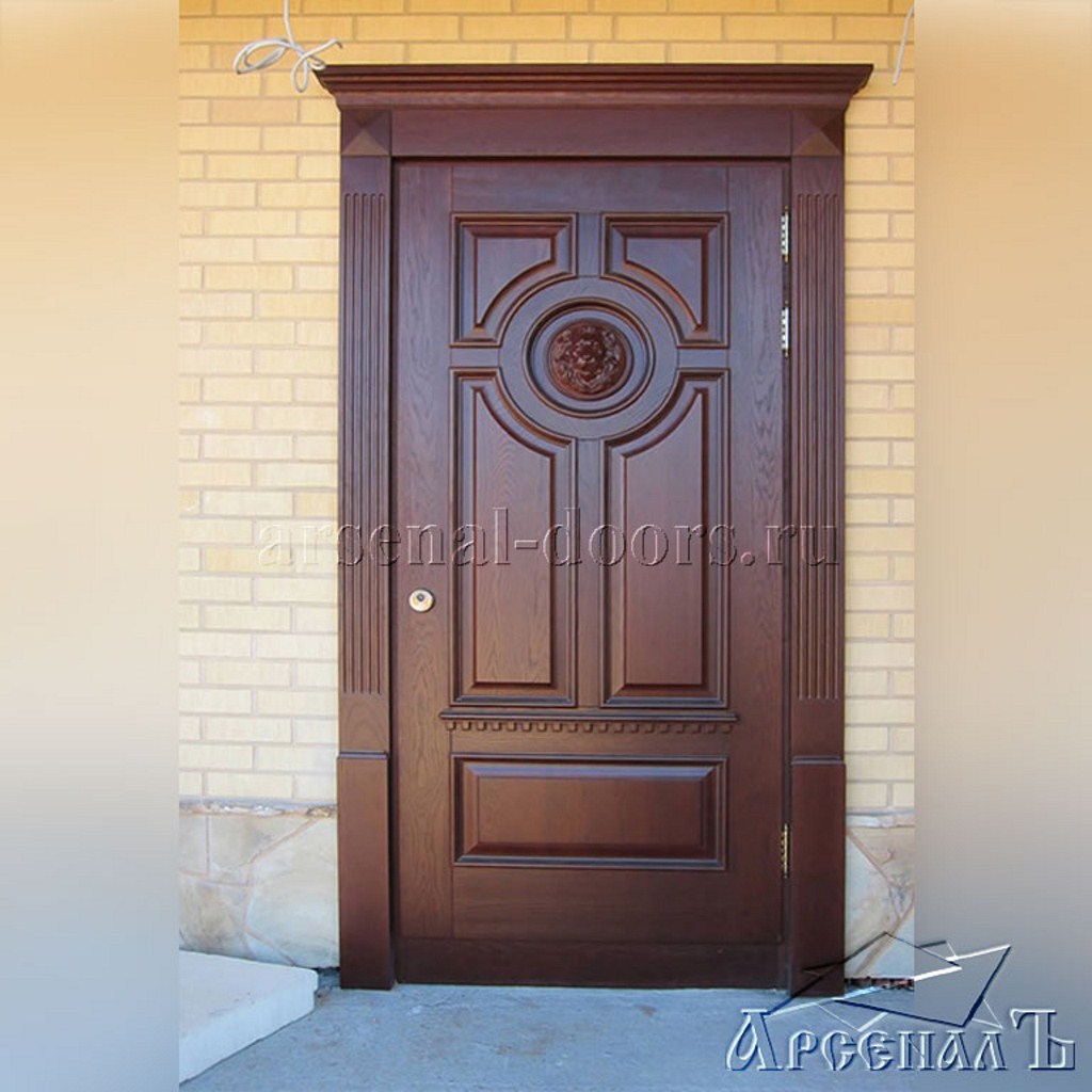 Красивая металлическая дверь с массивом
