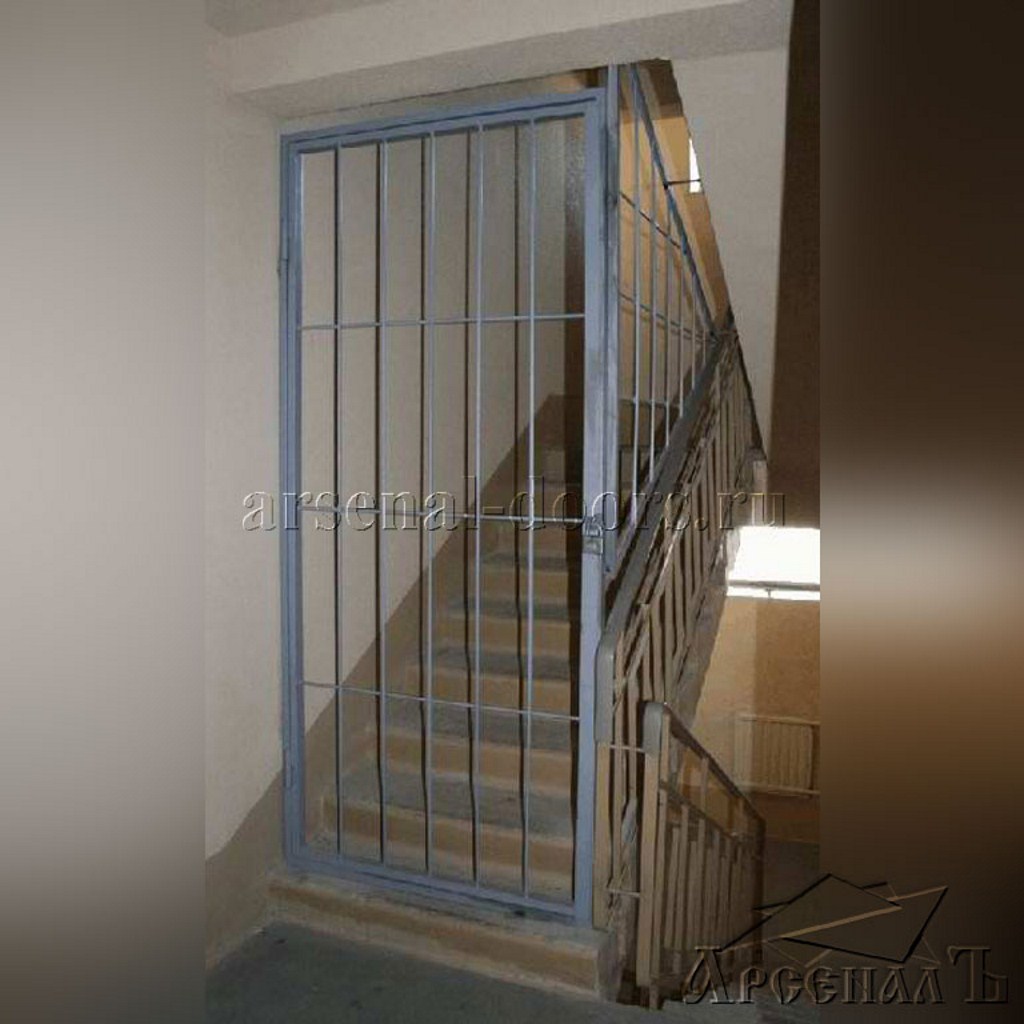 Дверь решетка и ограждение на лестничную клетку