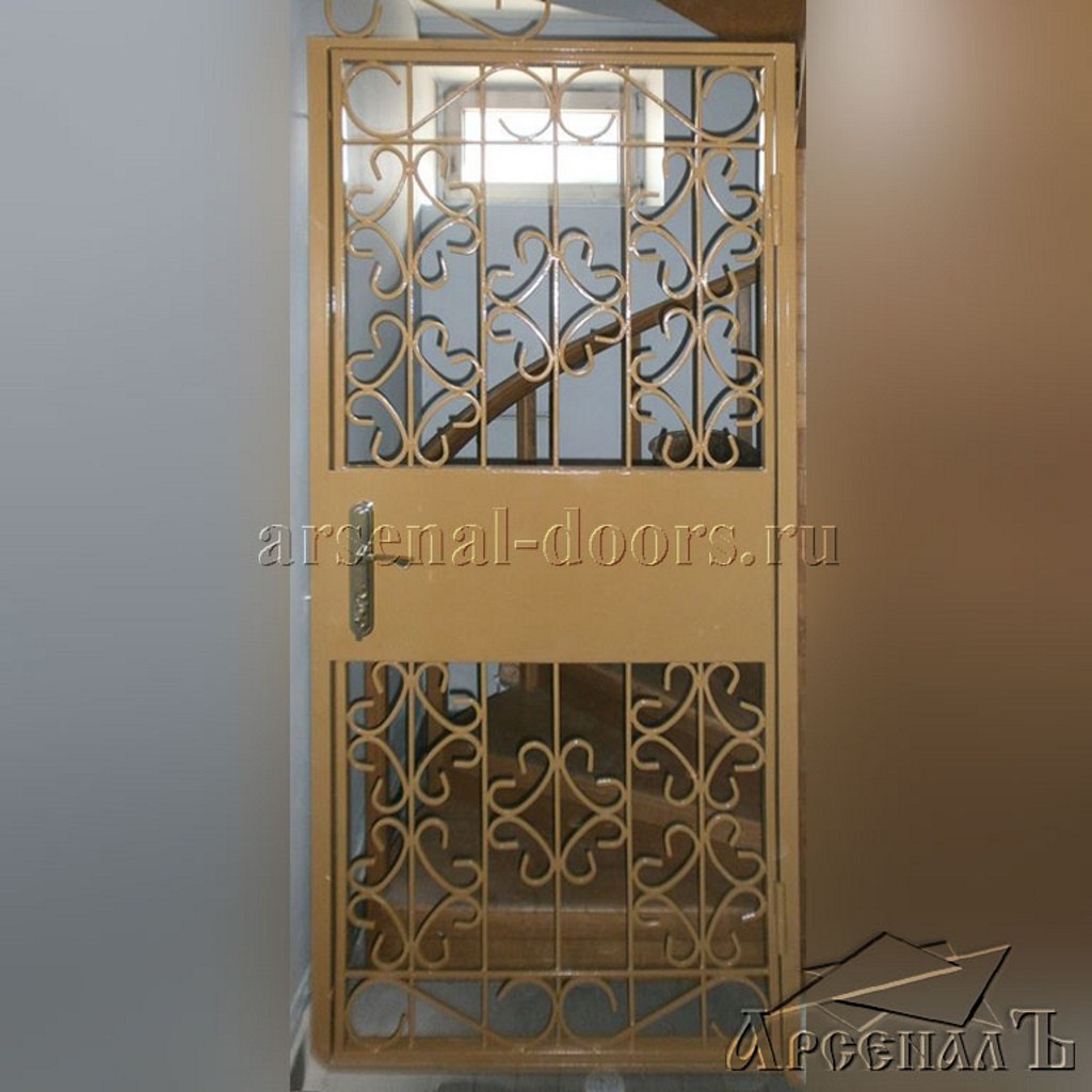 Решетчатая дверь с декоративной отделкой
