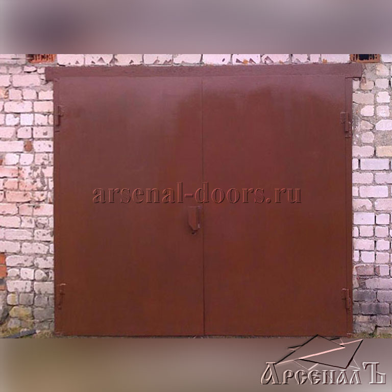 Простые металлические распашные гаражные ворота 
