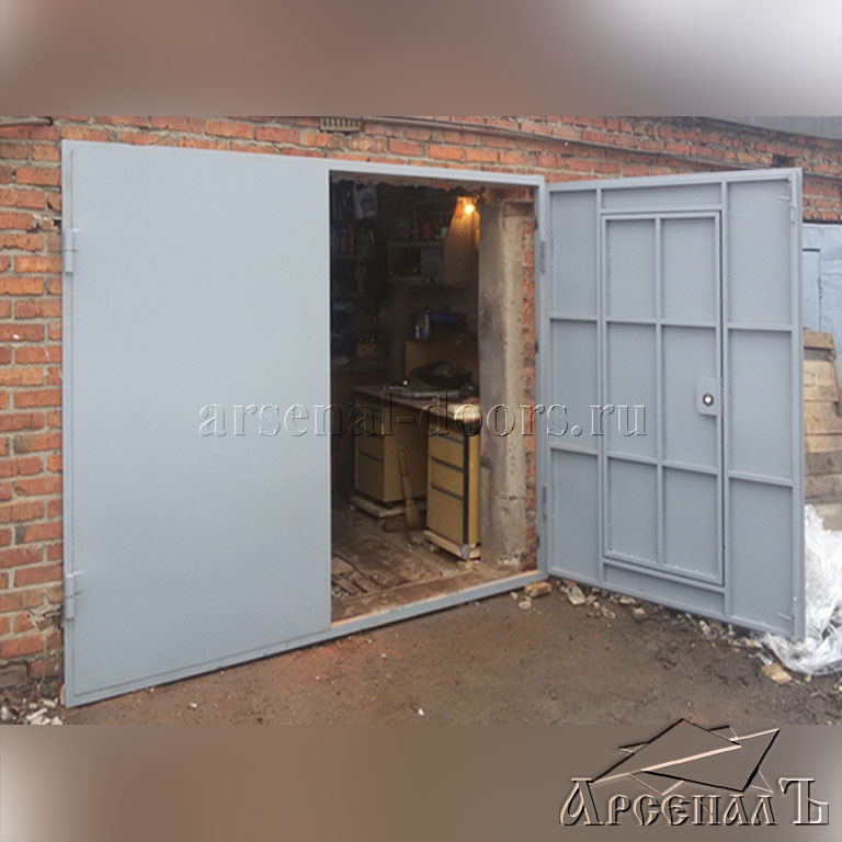 Стальные распашные гаражные ворота (с калиткой)