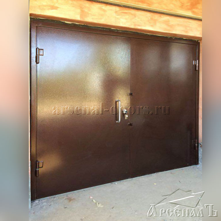 Прочные металлические распашные ворота в гараж