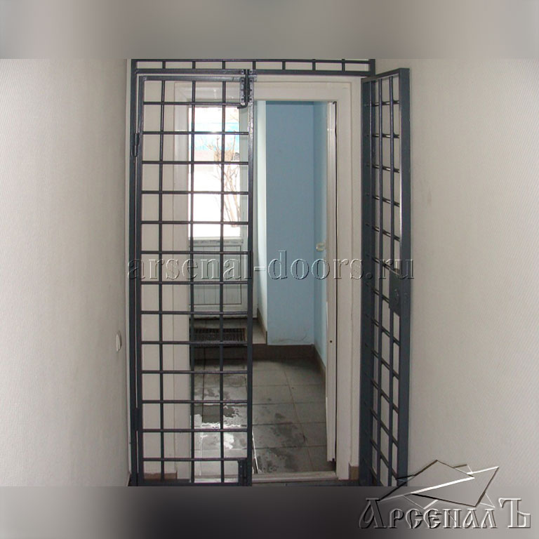 Двустворчатые металлические решетчатые двери